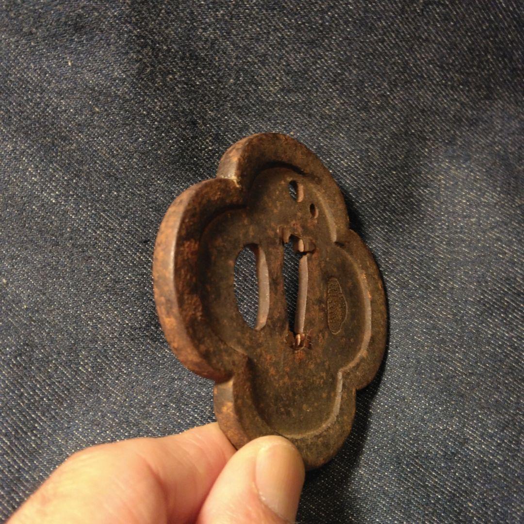古い刀の花形 鉄製 鍔(つば) 骨董　刀　文鎮
