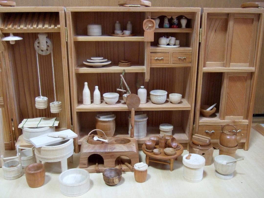 古い雛道具「台所セット」 ガラスケース付き / ミニチュア
