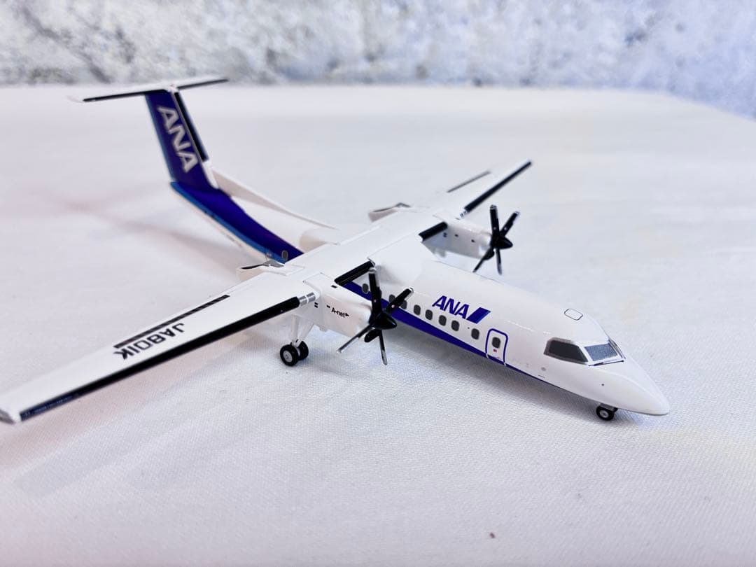 ANA DHC-8-300型 JA801K ボンバルディア 1:200・Q300