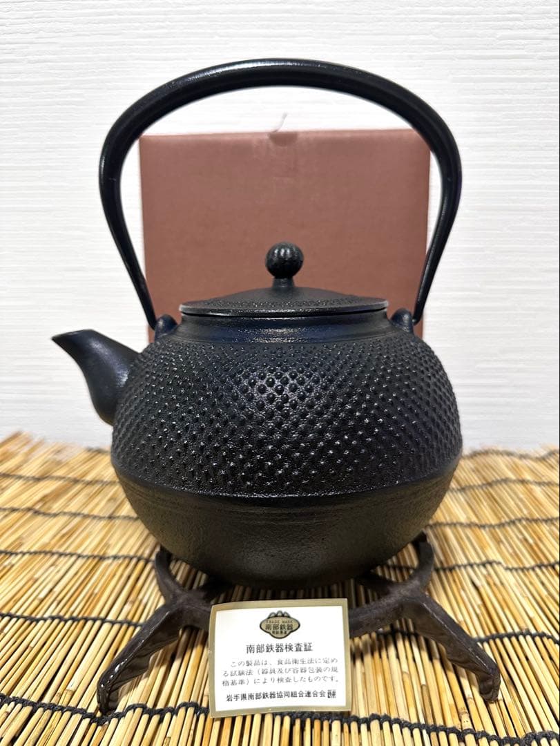 未使用品、供箱、タグ付　南部池永造　１５型福禄アラレ　南部鉄瓶　南部鉄器　鉄瓶