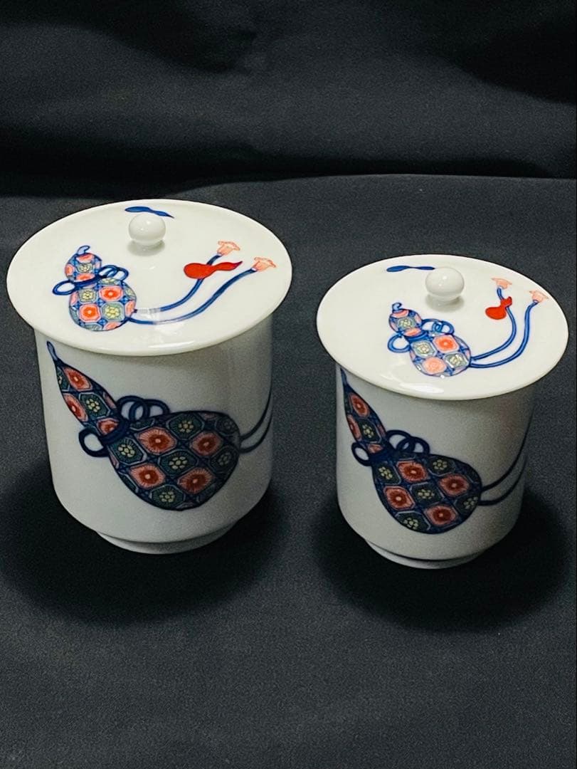 未使用品十二代酒井田柿右衛門　染錦瓢箪画夫婦蓋付湯呑み