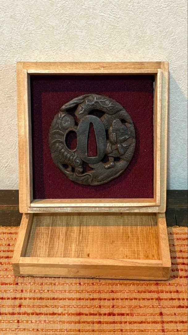 武具　刀装具　刀鍔　在名彦根住　馬に武将図　透かし鉄地　箱付　骨董品