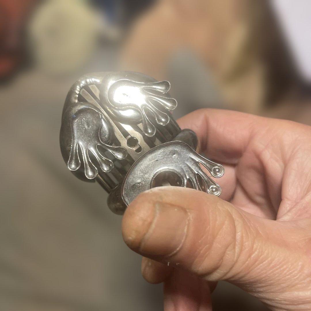 金属製カエルフィギュア