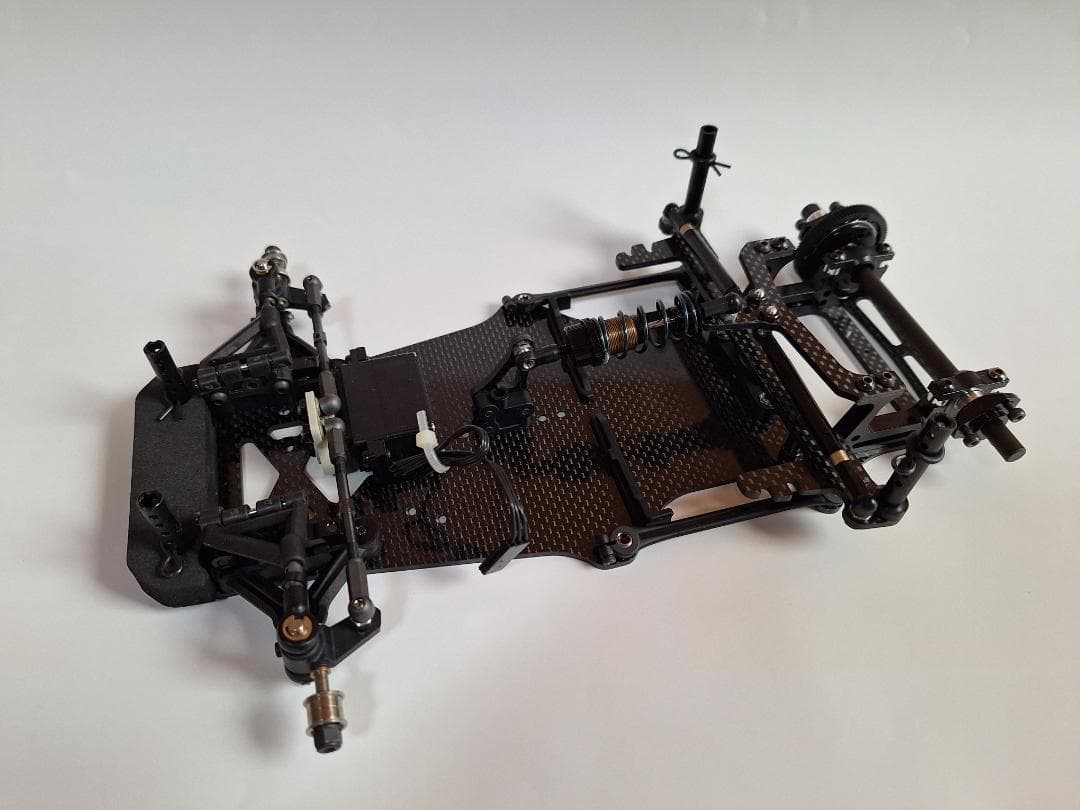 M300FX4　カーボンシャーシ　ボールデフ仕様　スポンジタイヤ付