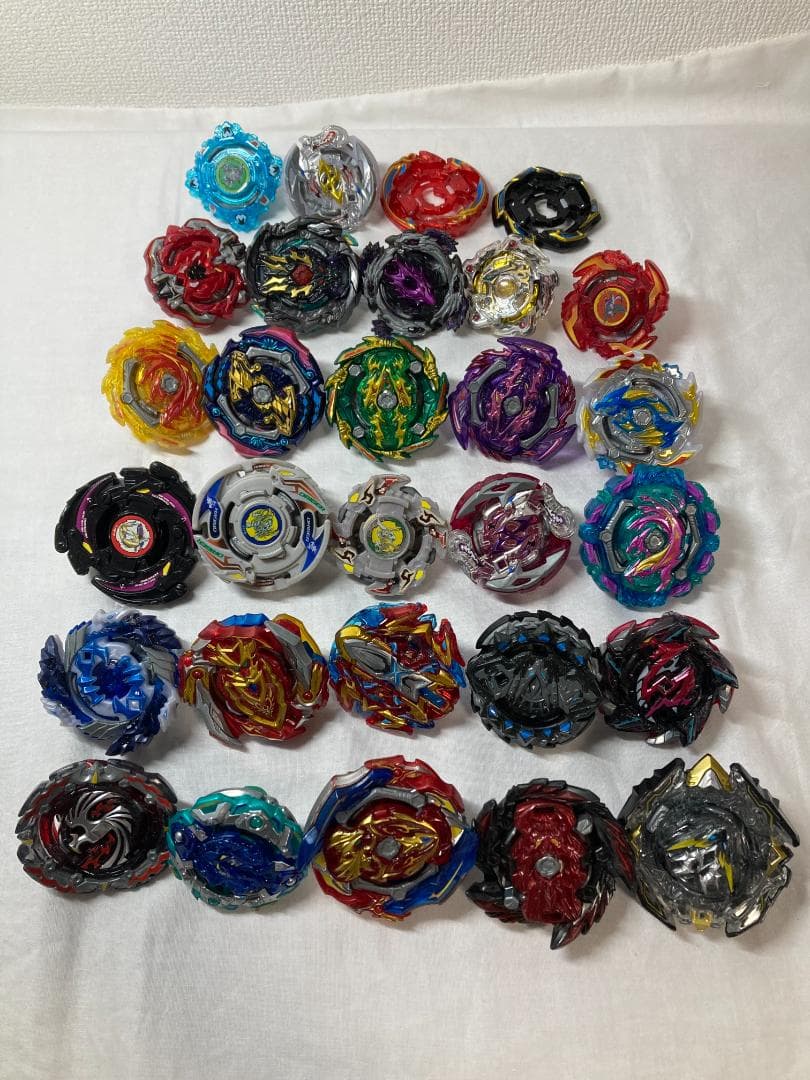 ベイブレードバーストまとめ売り　スタジアム+ベイ27個＋ランチャー6個＋グリップ