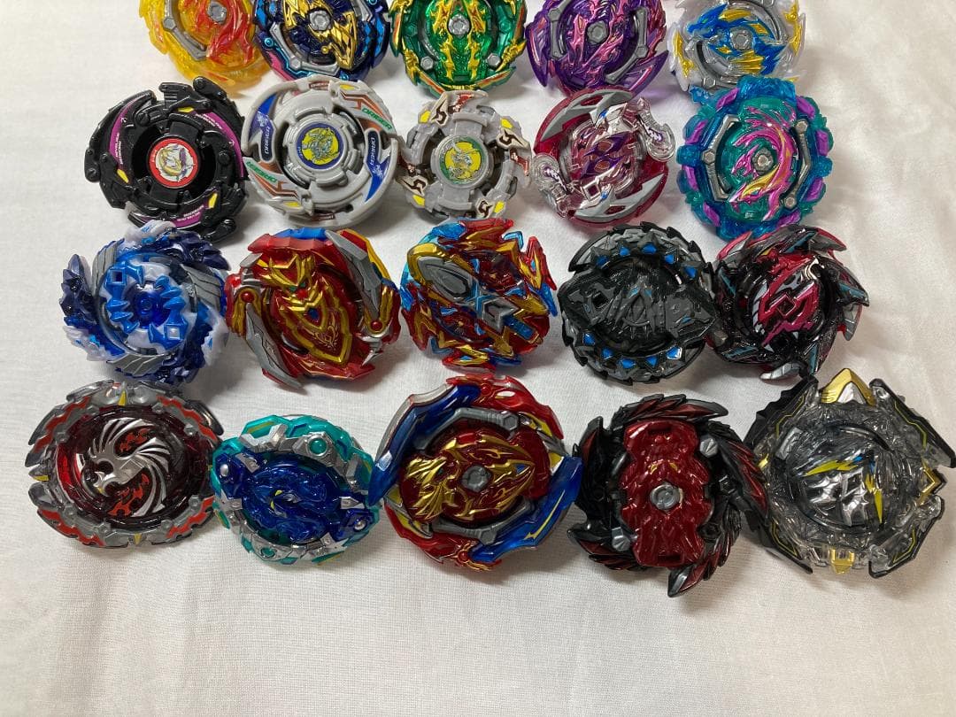 ベイブレードバーストまとめ売り　スタジアム+ベイ27個＋ランチャー6個＋グリップ