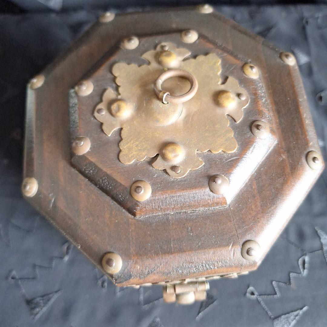 韓国　李朝家具　アンティーク　八角形ボックス 木製に金属の装飾　関貫つき