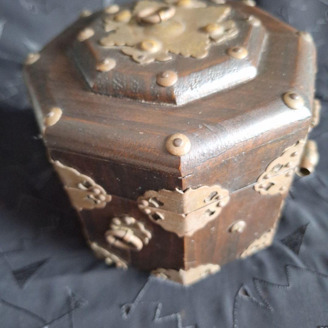 韓国　李朝家具　アンティーク　八角形ボックス 木製に金属の装飾　関貫つき