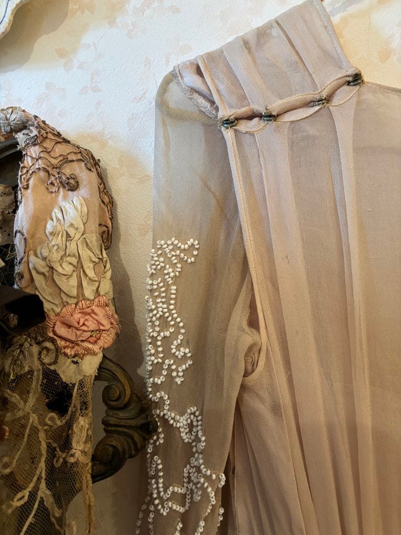 フランスアンティーク　絹シルクのエクリュカラー刺繍入りチュールドレス