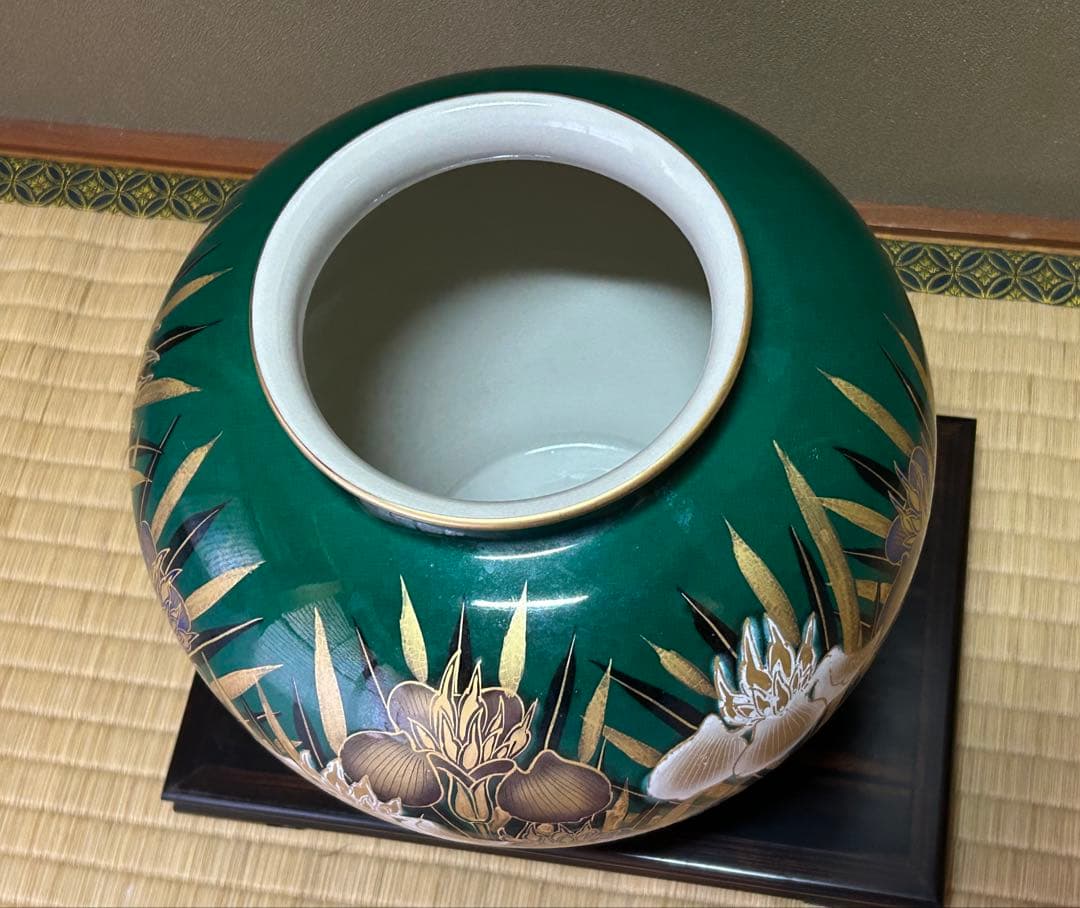 九谷焼　玉娘作　花菖蒲文　壺　共箱付き