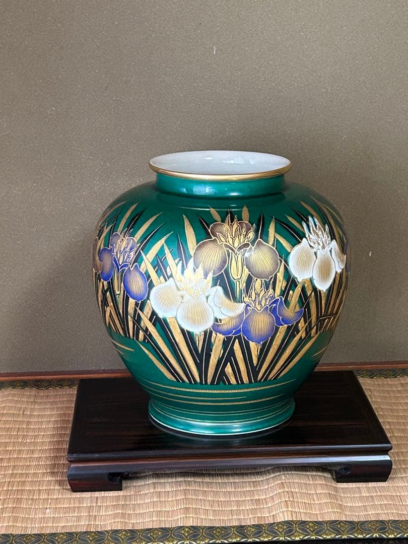 九谷焼　玉娘作　花菖蒲文　壺　共箱付き