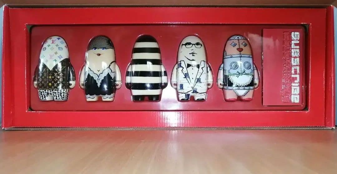 kidrobot　VISIONAIRE V44 RED