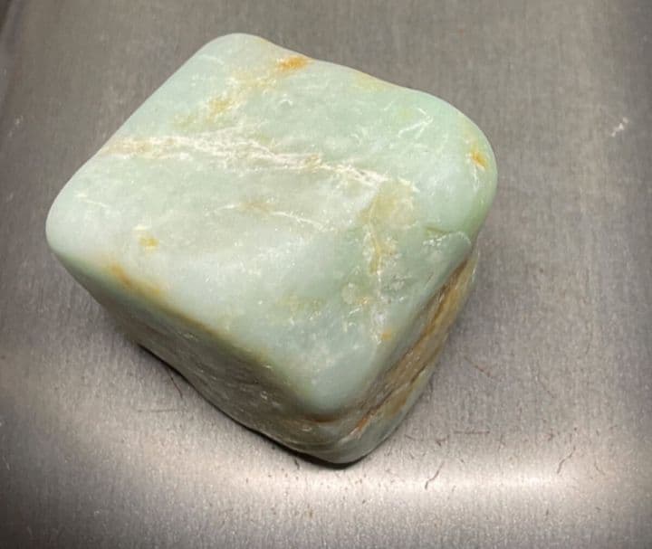 ［薄緑色　メロン色の透過］　糸魚川翡翠74g ヒスイ　ひすい