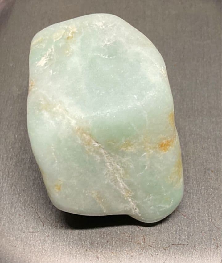 ［薄緑色　メロン色の透過］　糸魚川翡翠74g ヒスイ　ひすい