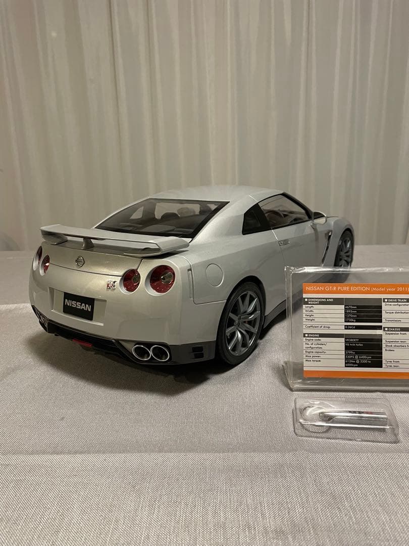 イーグルモスNissan GT-R 35 1/8スケール シルバー完成品