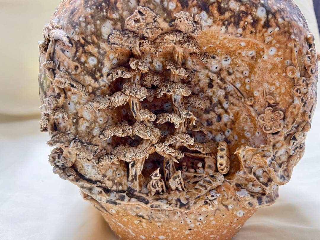 希少品　陶芸　松竹梅　山水水車人物彫　細密洞窟彫　手捻花瓶　花器　飾り壷　置物