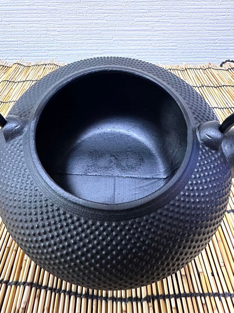 未使用品、栞付　南部運南堂鍋元造　南部鋳吉銘１５型アラレ　南部鉄瓶　南部鉄器