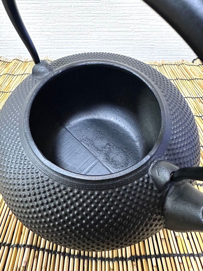 未使用品、栞付　南部運南堂鍋元造　南部鋳吉銘１５型アラレ　南部鉄瓶　南部鉄器