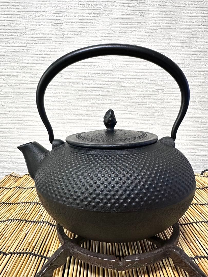 未使用品、栞付　南部運南堂鍋元造　南部鋳吉銘１５型アラレ　南部鉄瓶　南部鉄器