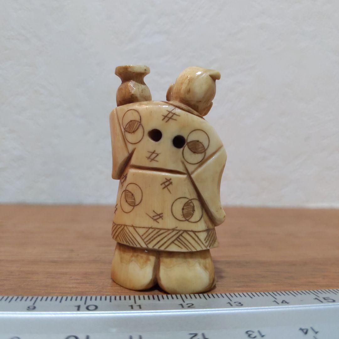 時代提げ物 人物根付 天然素材 在銘【酒器持つ翁】高さ約5.2cm 重さ約19ｇ