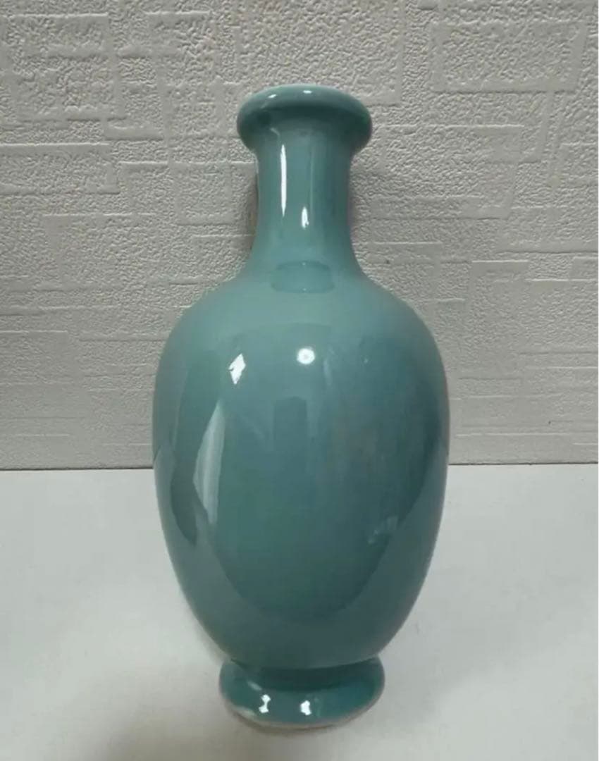 旧家蔵出し 中国 大清乾隆年製 青釉 瓶 骨董品 。