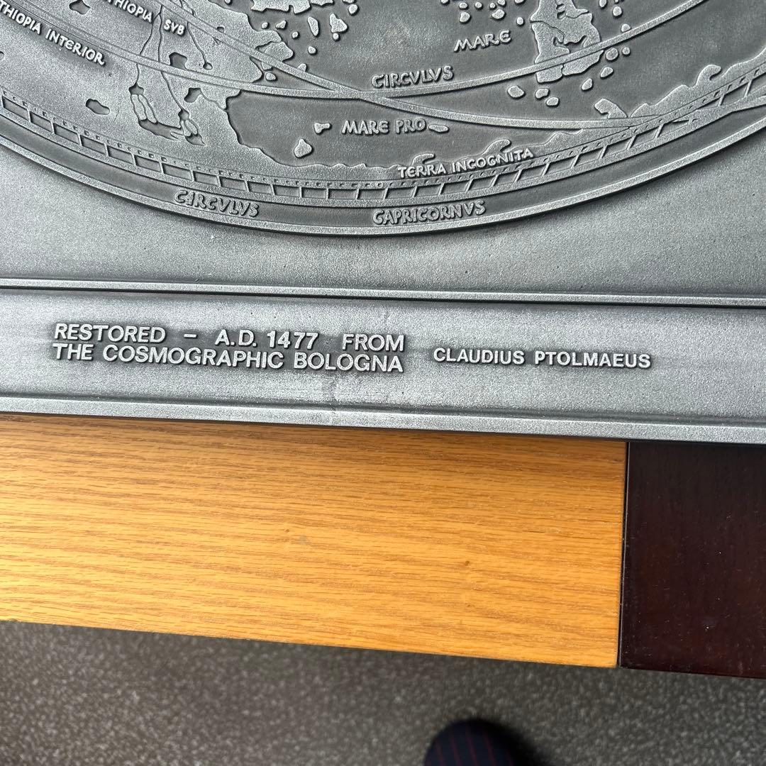 金属製の地図彫刻トレイ　壁掛け