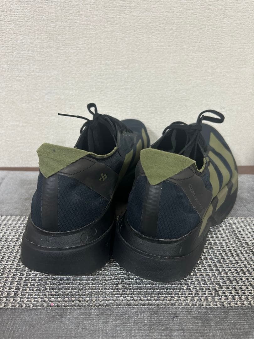 ランニングシューズ 黒/オリーブ ストライプデザイン　26センチ