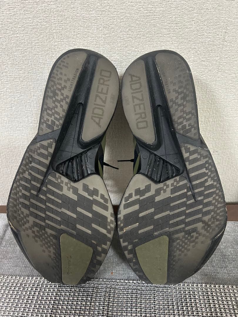 ランニングシューズ 黒/オリーブ ストライプデザイン　26センチ