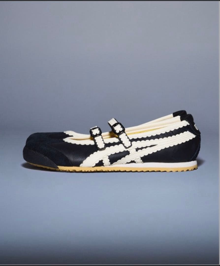 ブラック　ストラップ付き バレエシューズ