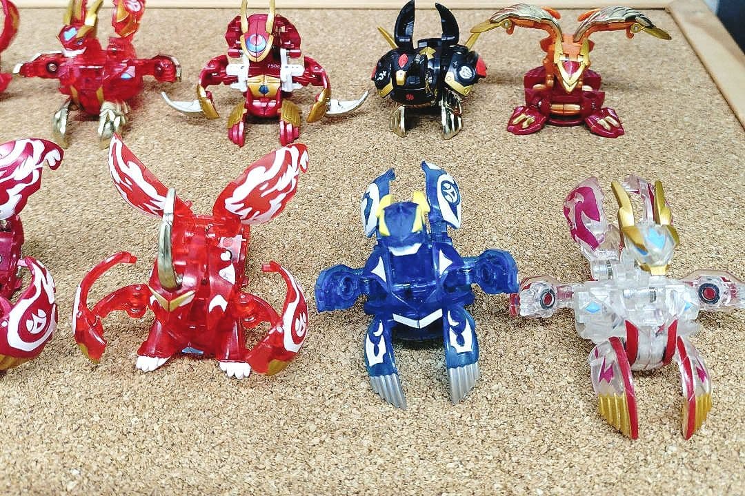 爆丸　32個 内パーツ破損1個 パーツ欠損２個 赤い専用ケース　カード無し