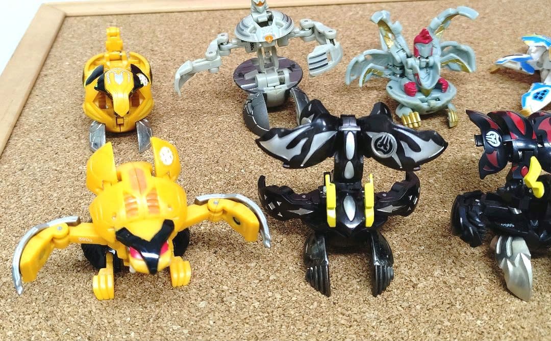 爆丸　32個 内パーツ破損1個 パーツ欠損２個 赤い専用ケース　カード無し