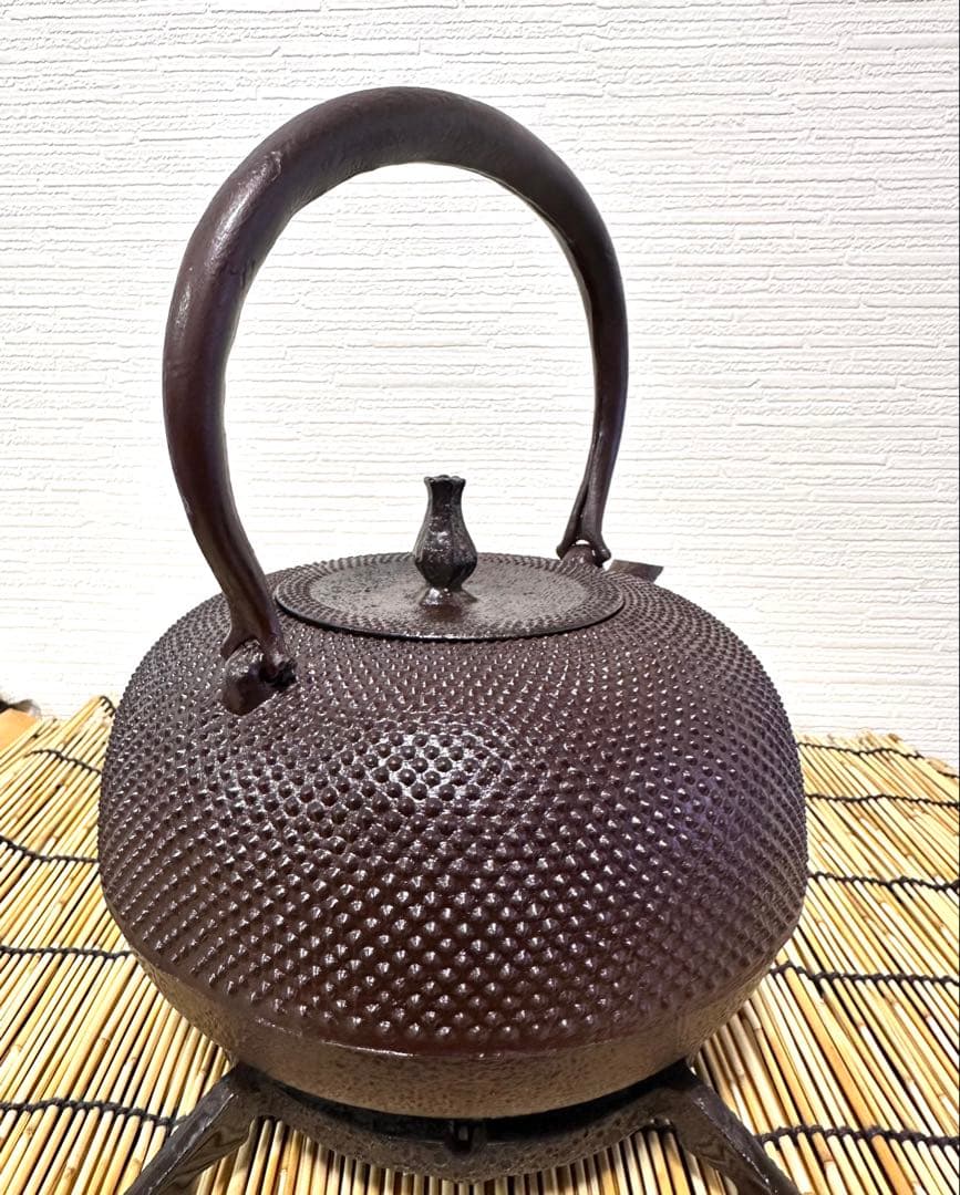 未使用品、付属品付　南部㐂州 喜州 (及川 喜徳)造　鍛治打袋鉉１５型　南部鉄瓶