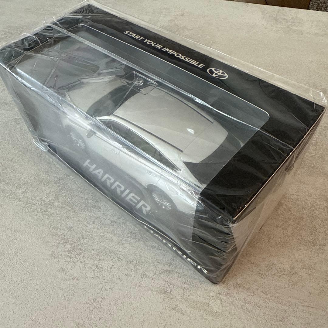 トヨタ ハリアー ミニカー 1/30スケール ホワイトパール　非売品