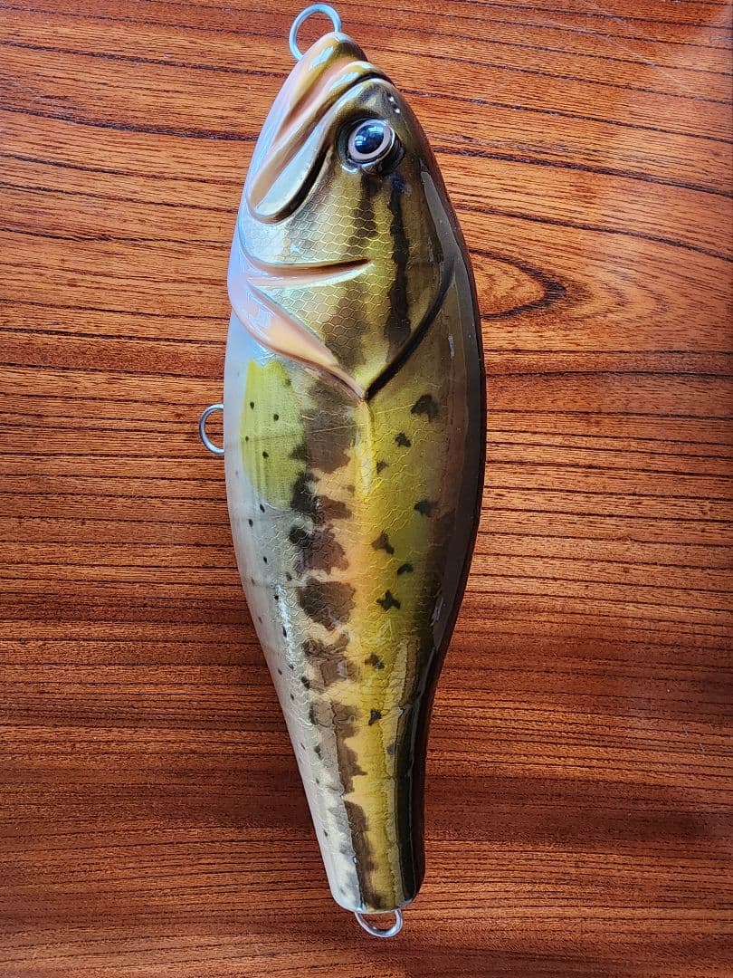 トップウォータープラグ 黒鱒ドデカバス ブラックバス置物、ブラックバスオブジェ