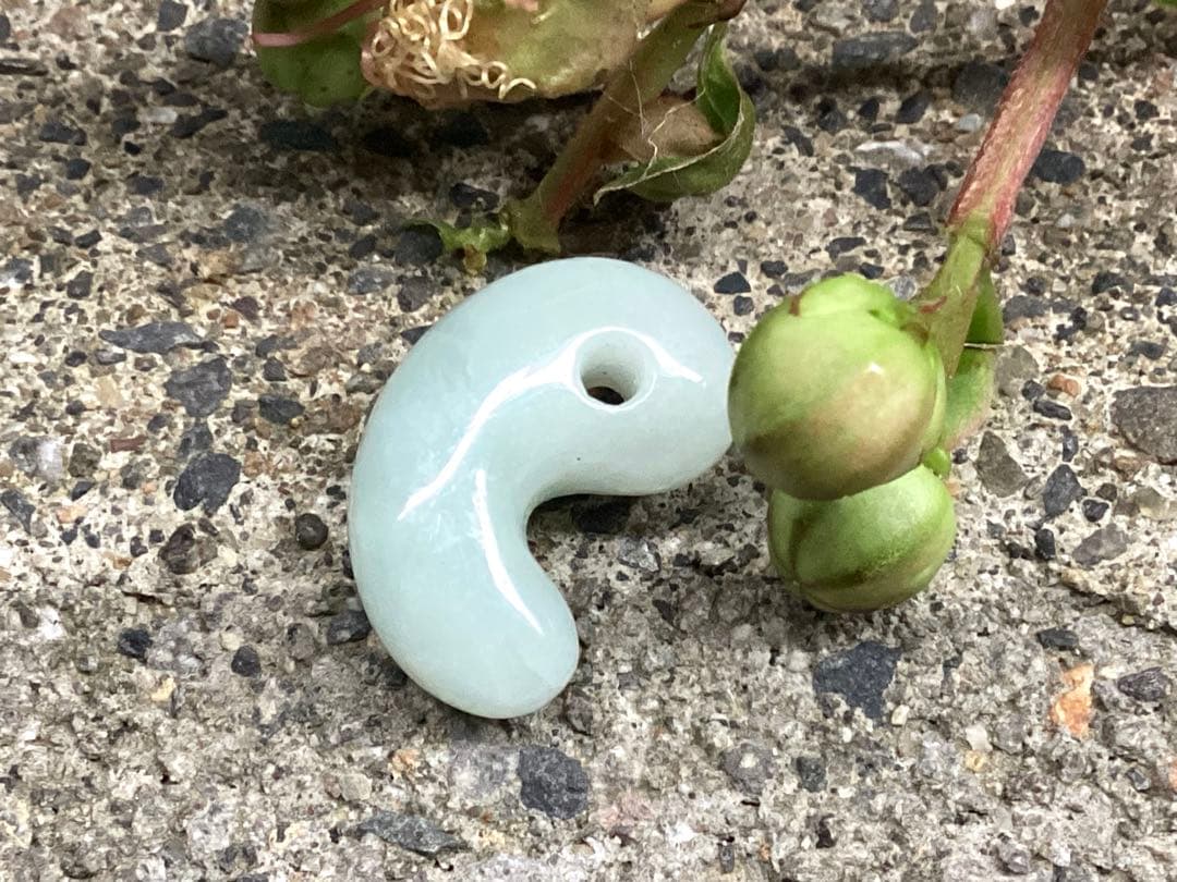 今回の原石大当たり極上*氷*糸魚川翡翠勾玉アイスジェイド幸運お守り　鑑別書付‼️