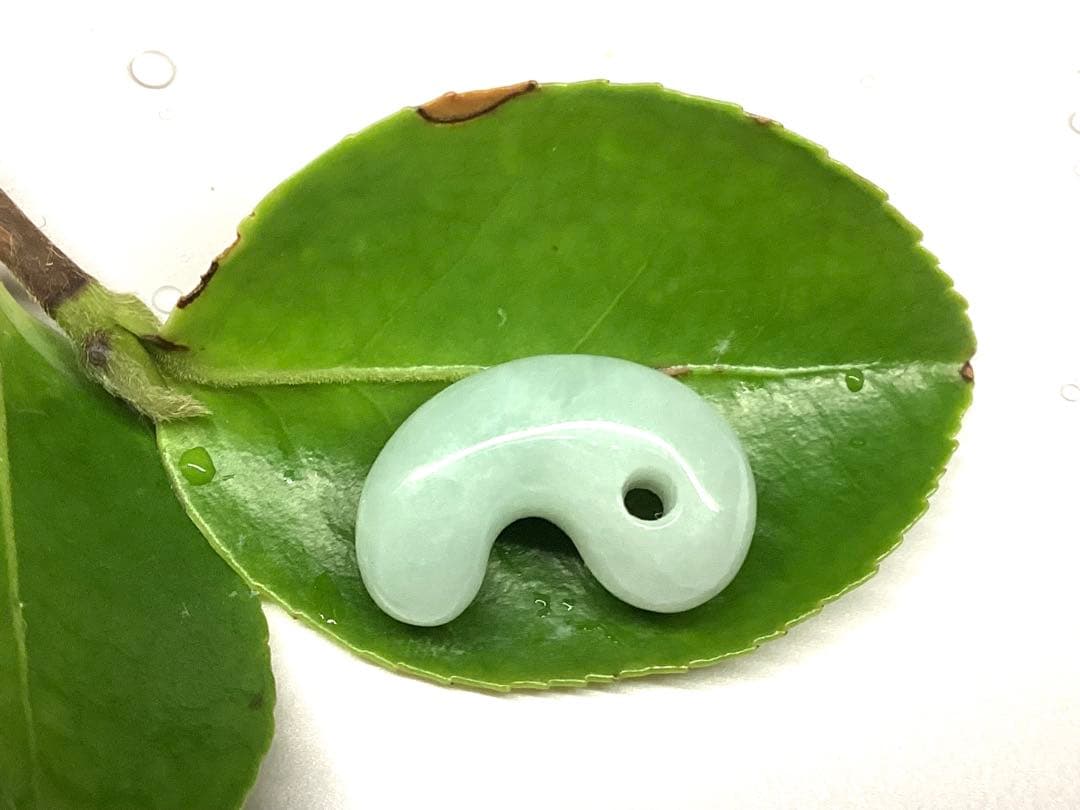 今回の原石大当たり極上*氷*糸魚川翡翠勾玉アイスジェイド幸運お守り　鑑別書付‼️