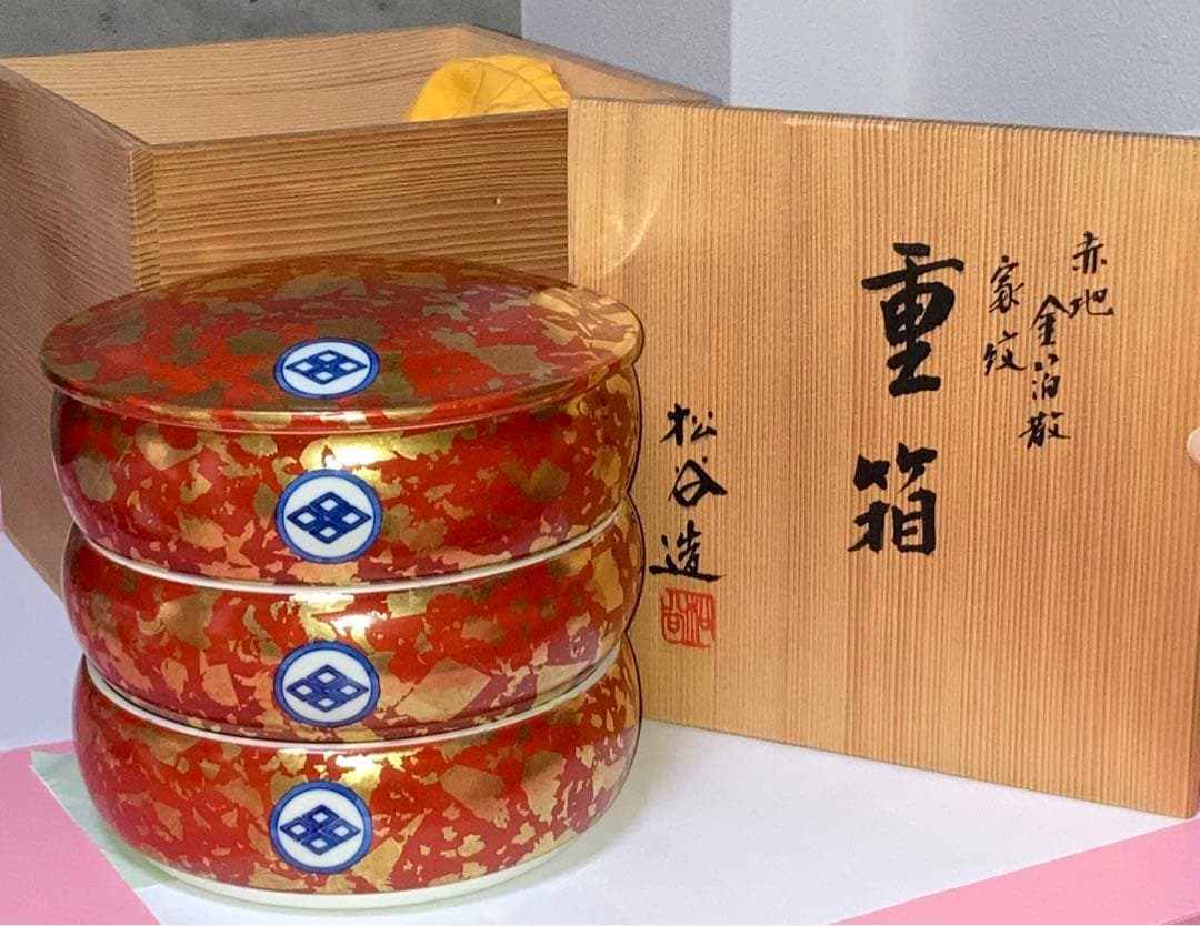 2代目叶松谷(人間国宝)の作品　赤地金箔散家紋　重箱