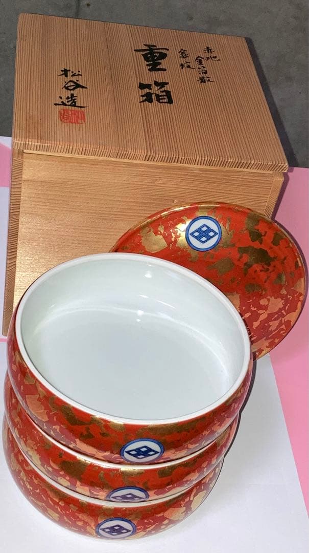 2代目叶松谷(人間国宝)の作品　赤地金箔散家紋　重箱