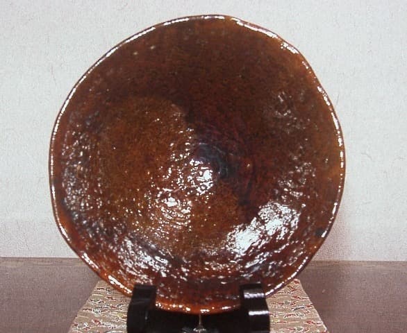 楽焼　大樋長楽作　飴釉　平茶碗　在銘　「大樋・長楽」無傷　共箱　古物。