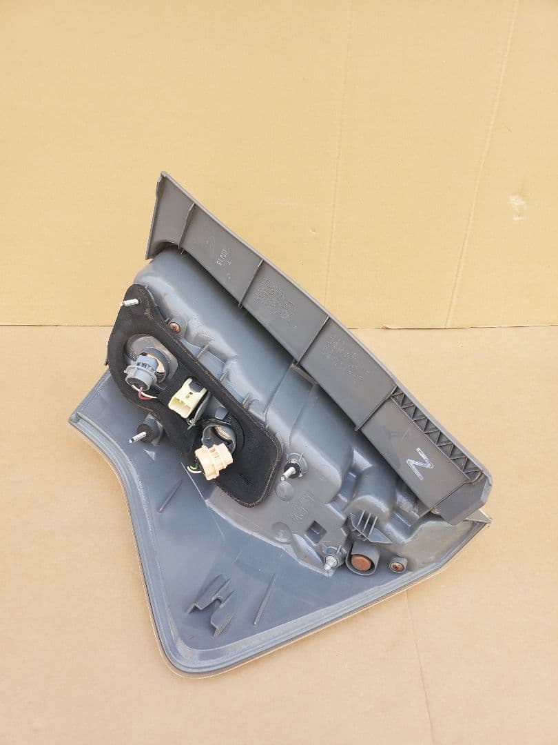 【 良品】☆プリウスアルフア　テールランプ☆