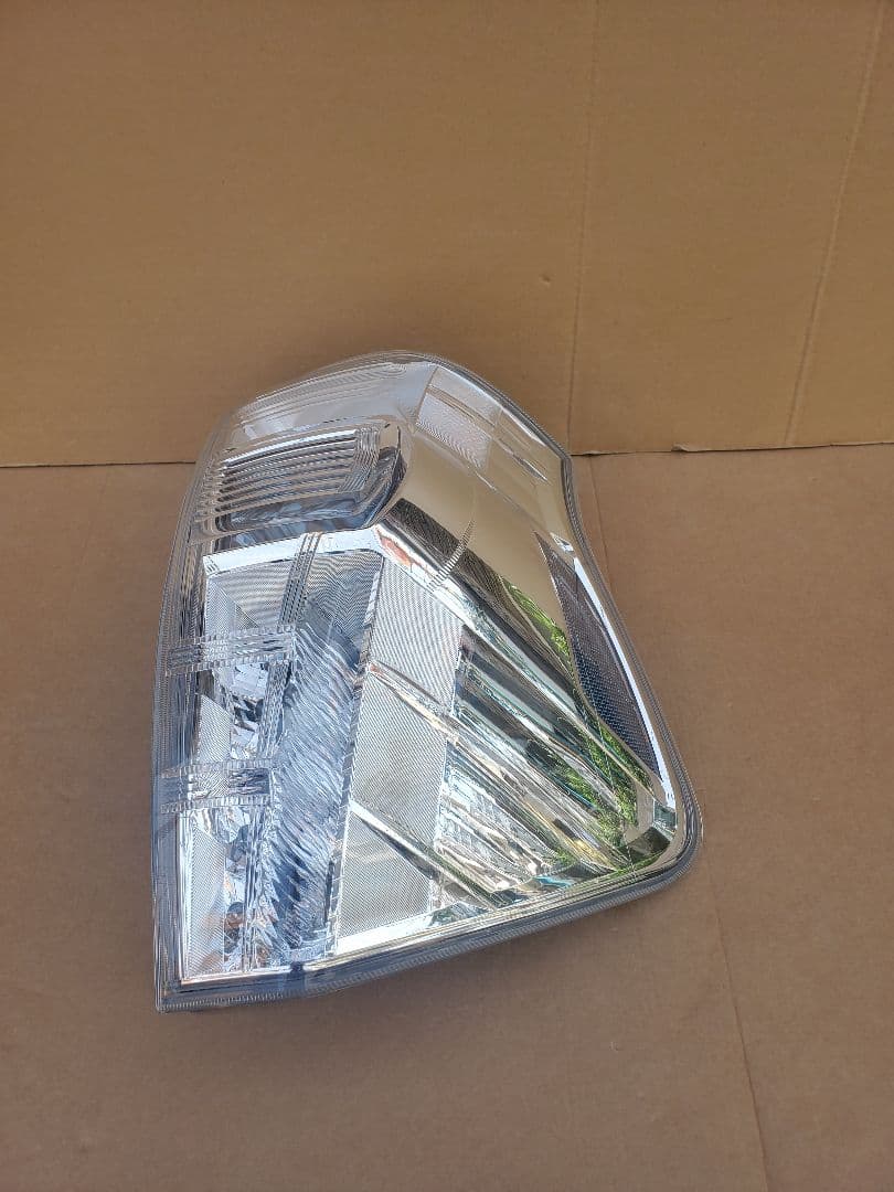 【 良品】☆プリウスアルフア　テールランプ☆