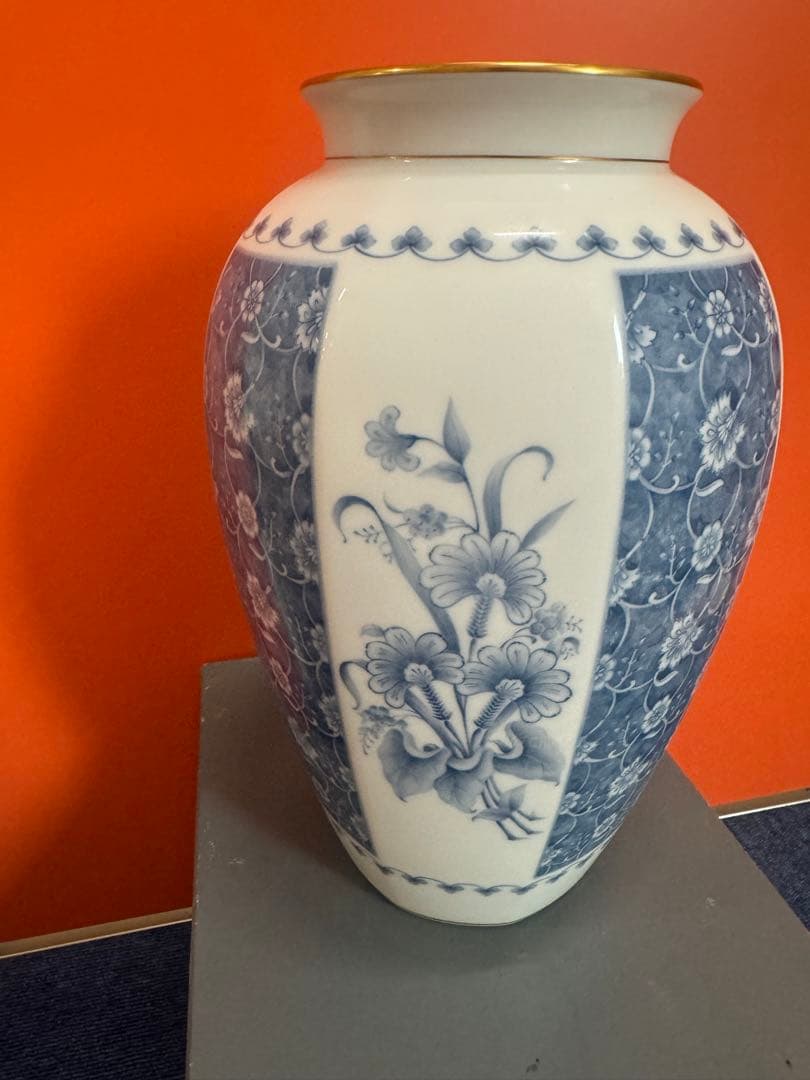1779  大倉陶園 フラワーベース 花瓶 白磁 ブルー 染付 唐草 八角