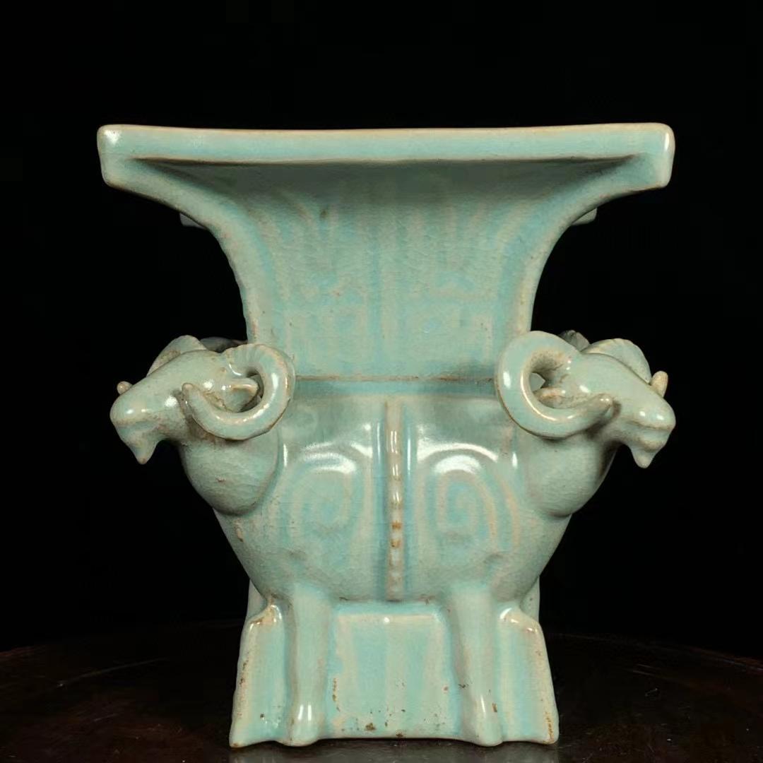 中国古美術・旧蔵の磁器・四羊方尊・16x18cm・書道具・案頭・置物・文房具