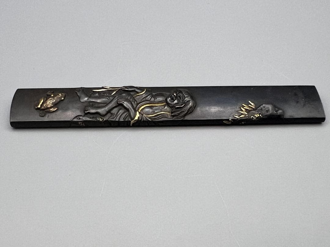 刀装具 劉海戲金蟾図小柄 勝寿在銘 四分一地 鋤出高彫 金銀象嵌色絵 化粧箱