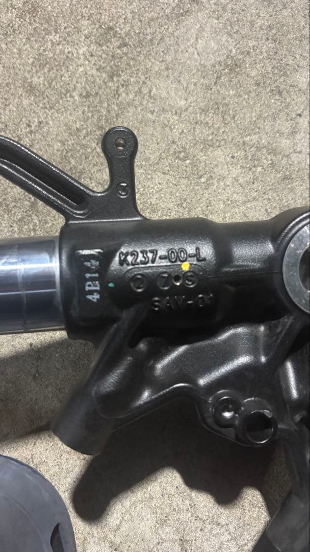 zx6r 2024フロントフォーク　左側　曲がりあり