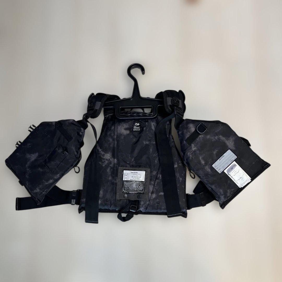 Daiwa DF-6421 ブラックライフジャケット（ハンガーセット）