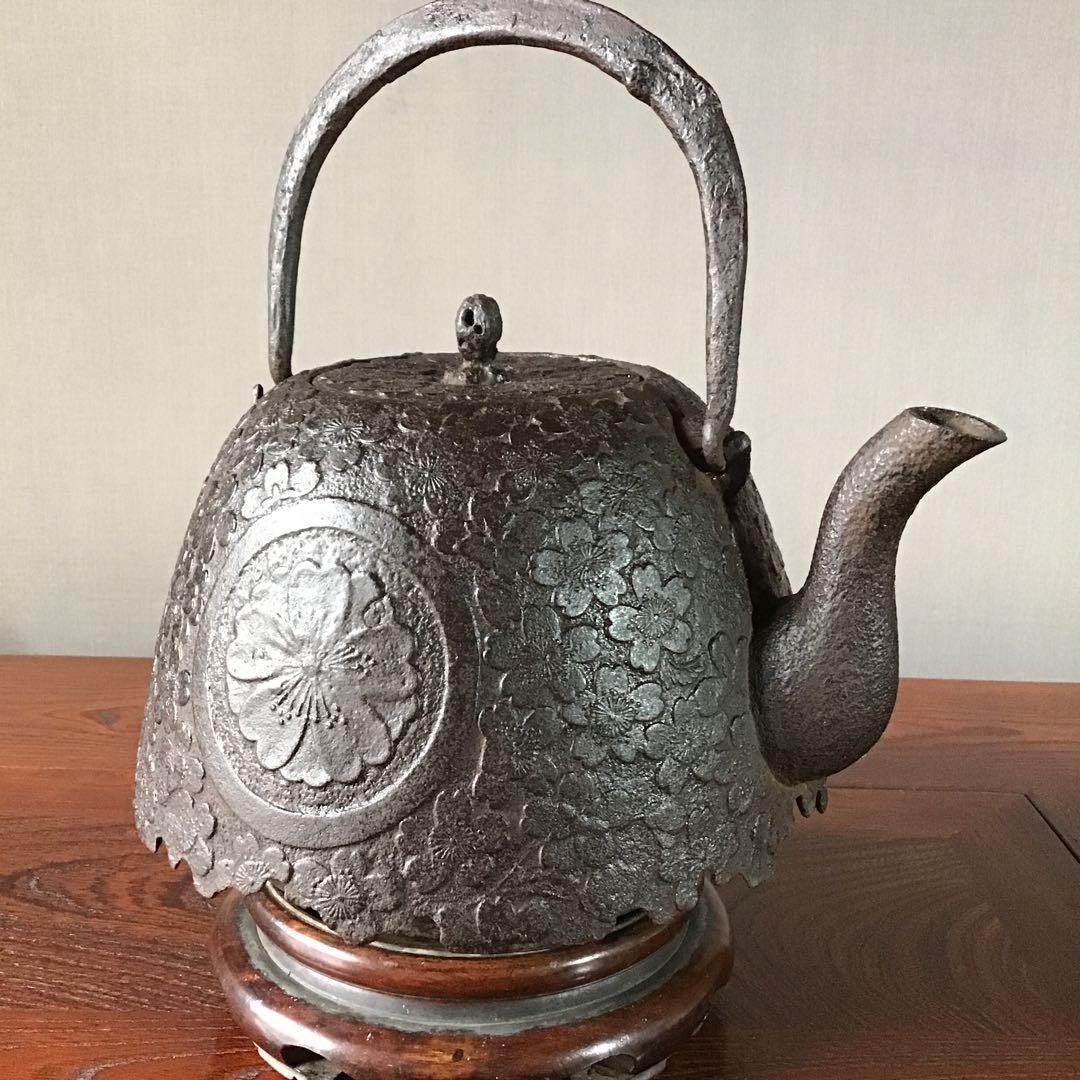 丸に桜家紋　　総櫻花弁数108 ケ　　家紋特注鉄瓶　明治期　家宝