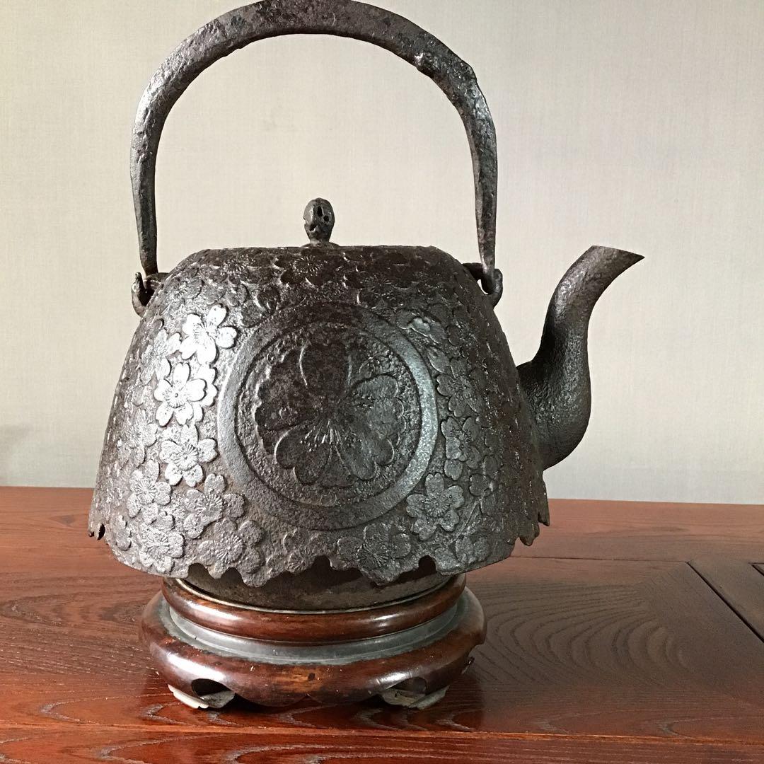 丸に桜家紋　　総櫻花弁数108 ケ　　家紋特注鉄瓶　明治期　家宝