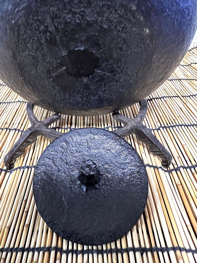 未使用品　付属品付　南部喜州 (及川 喜徳)造　鍛治打袋鉉　１５型　南部鉄瓶