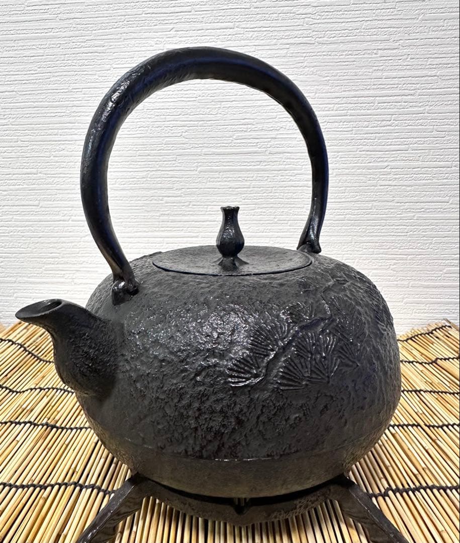 未使用品　付属品付　南部喜州 (及川 喜徳)造　鍛治打袋鉉　１５型　南部鉄瓶